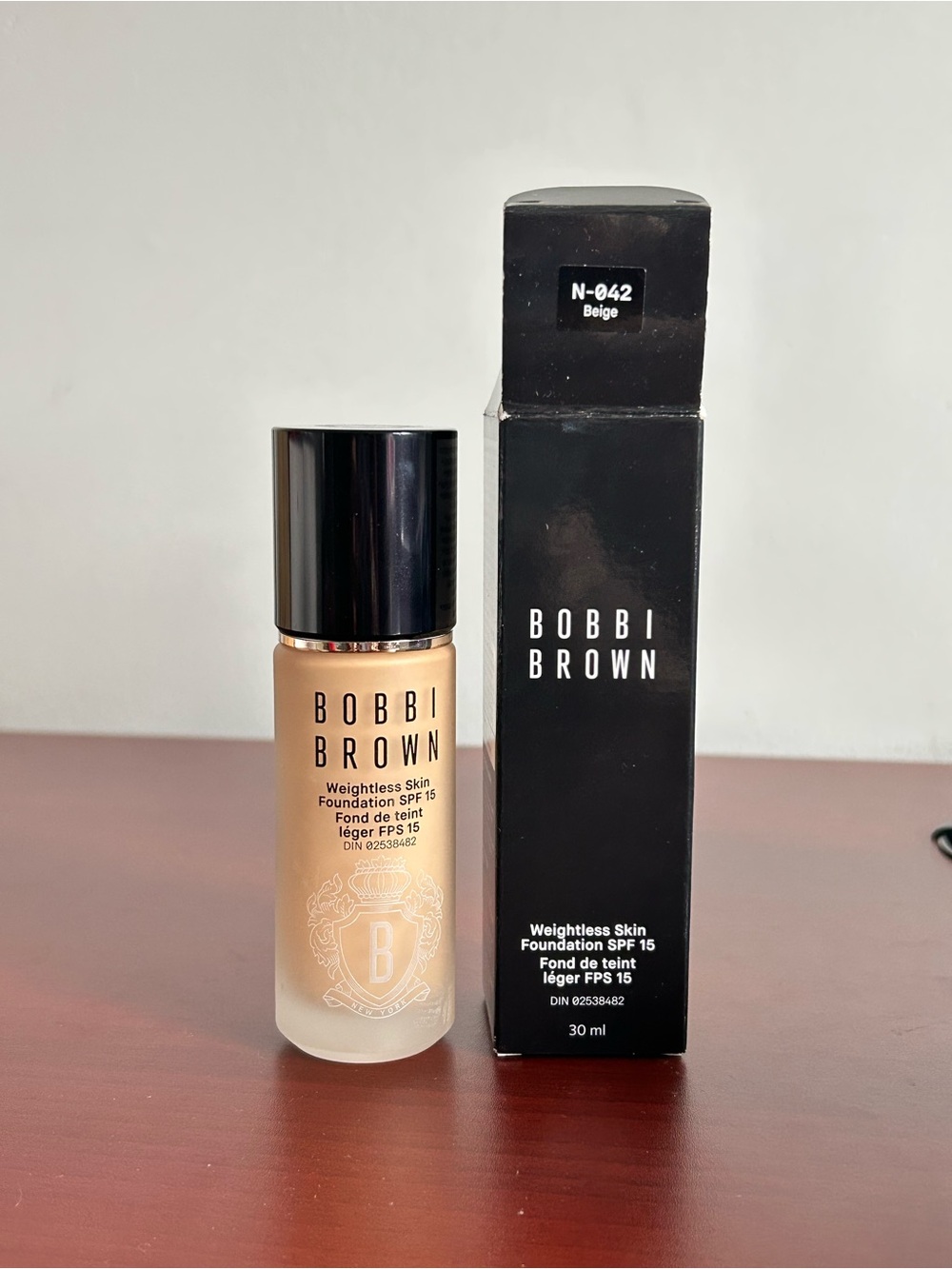 Bobbi Brown Weightless Skin Foundation SPF 15 - Beige (N-042)